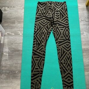 OG Lululemon Leggings 
Worn once; 
Pet/Smoke free home